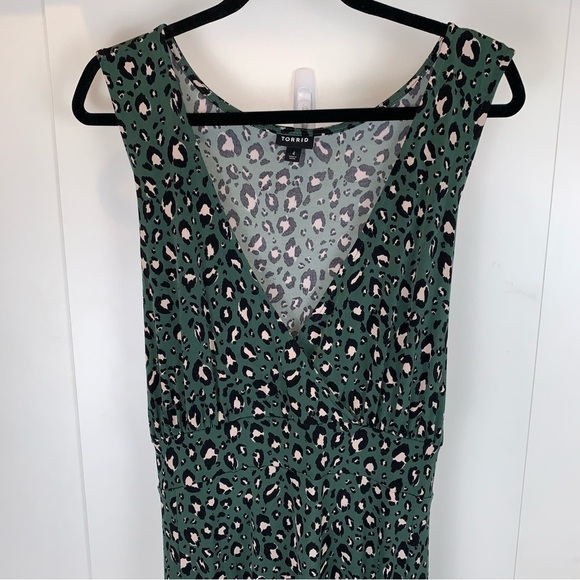 torrid sz 4 Green Pink Leopard Pattern Hi-Lo Stretch Midi Dress Animal Print - Picture 3 of 8
